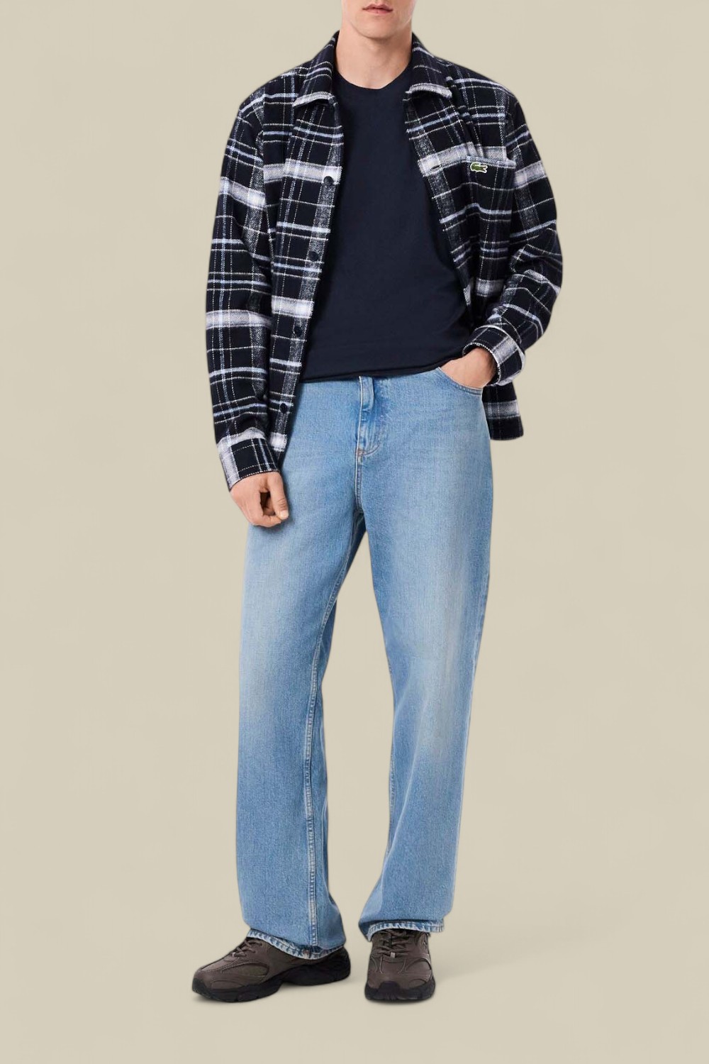 תמונת כל הלוק של חולצת טי